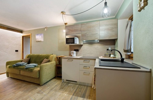 Pecou Apartment | Studio 'Les Fleurs' with Wi-Fi