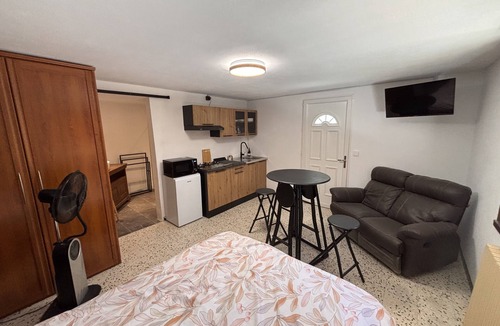 Pont-Saint-Esprit Apartment | Studio "Les Iris" with Shared Terrace, Communal Garden, and Wi-Fi