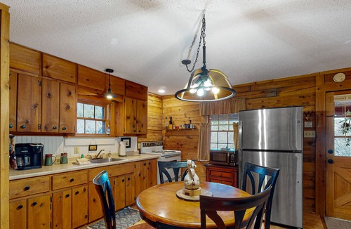 Eureka Springs Cabin | Studio-like cabin in quiet locale with firepit, kayak, fireplace & fishing pole