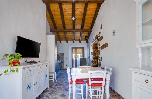 Abbasanta Apartment | Studio "Loft Sant'Antonio" with Garden & A/C