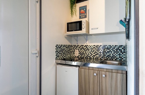 Taillades Apartment | Studio 'Luberon' with Mountain View, Wi-Fi and Air Conditioning