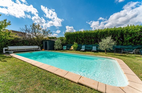 Taillades Apartment | Studio 'Luberon' with Mountain View, Wi-Fi and Air Conditioning