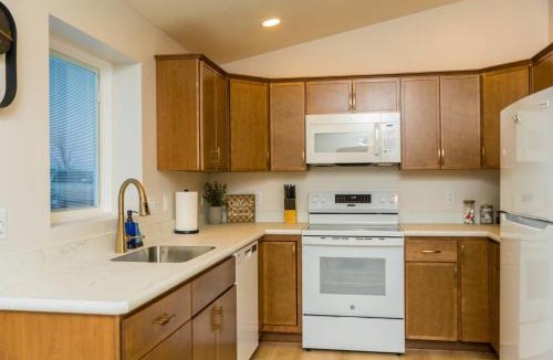 Homerville House | Studio Luxe - 1BR-1BA - Private Patio & Grill