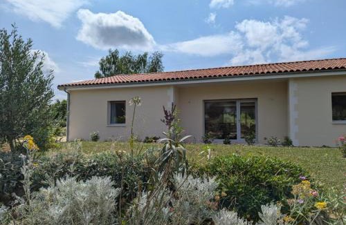 Baignes-Sainte-Radegonde Apartment | Studio moderne avec WiFi et parking à Baignes - FR-1-653-270