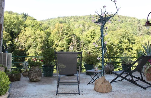 Olliergues Apartment | Studio Malou - Cosy, grande terrasse et vue rivière