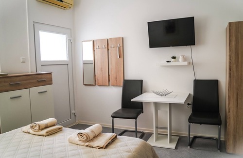 Izola Apartment | Studio Mia with free onsite parking in Izola