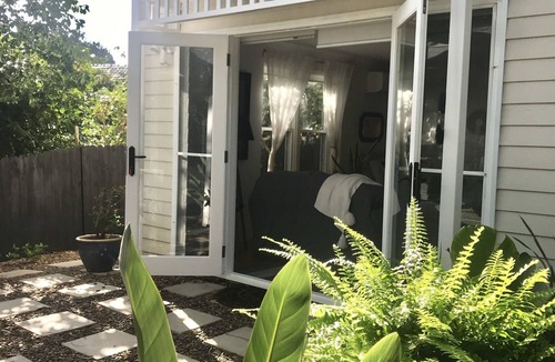 Bayview Apartment | Studio minutes from Waterfront walks, close to Pasadenas, cafes, restaurants