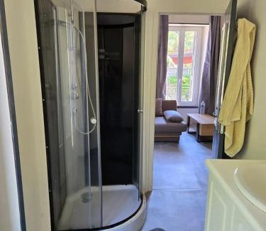 Monistrol-dʼAllier Apartment | Studio moderne à Monistrol-d'Allier avec balcon 27 m²