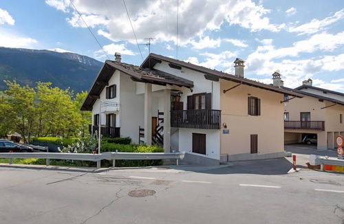 Montan-Angelin-Arensod Apartment | Studio 'Monolocale' with Mountain View and Shared Garden