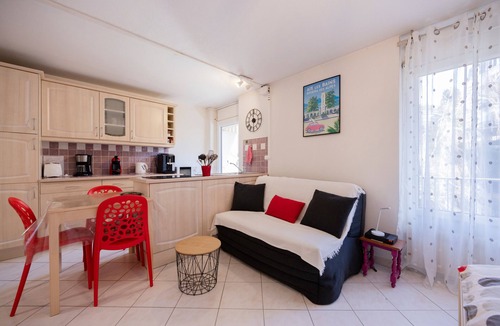 Aix-les-Bains City Center Apartment | Studio Montcalm with Shared Pool, Wi-Fi, and Parking