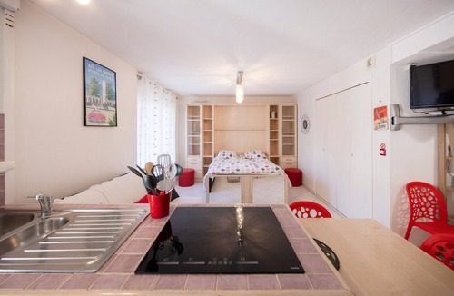 Aix-les-Bains City Center Apartment | Studio Montcalm with Shared Pool, Wi-Fi, and Parking
