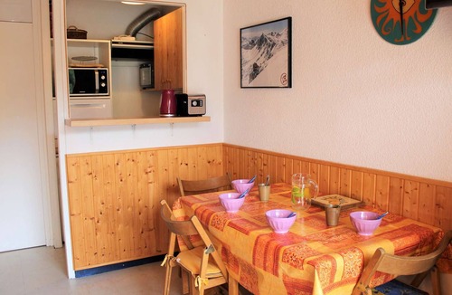 Les Claux Apartment | Studio Mountain Getaway with Balcony, Parking, Near Slopes and Shops