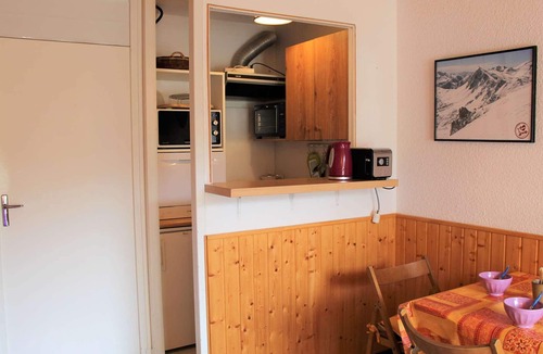 Les Claux Apartment | Studio Mountain Getaway with Balcony, Parking, Near Slopes and Shops