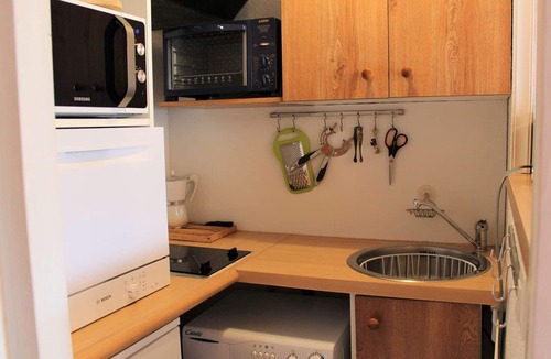 Les Claux Apartment | Studio Mountain Getaway with Balcony, Parking, Near Slopes and Shops