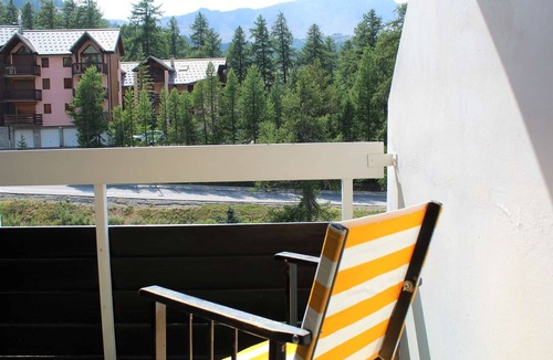 Les Claux Apartment | Studio Mountain Getaway with Balcony, Parking, Near Slopes and Shops