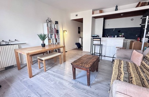 Faubourg-du-Roule Apartment | Studio near Champs-Elysées, facing Parc Monceau