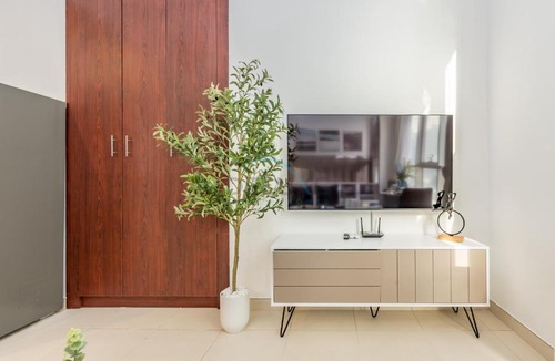 Business Bay Apartment | Studio Near Dubai Water Canal and Bus Station, Conveniently Close to Downtown, The Scala Tower, Business Bay by Deluxe Holiday Homes