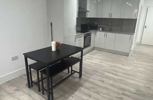 Hounslow Central Apartment | Studio Near Heathrow & Tube | Hounslow High Street