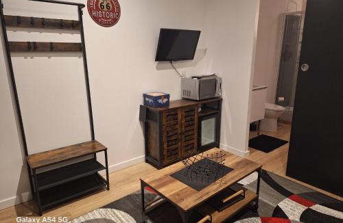 Guecelard Bed & Breakfast | Studio neuf avec espace de travail séparé