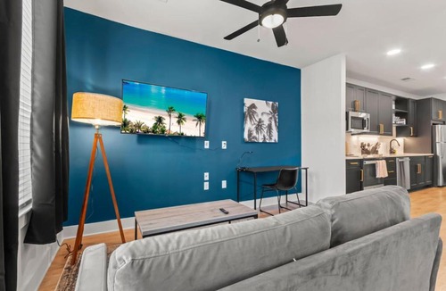 North Hyde Park Apartment | Studio Oasis Pool and Gym CoWorking Spaces