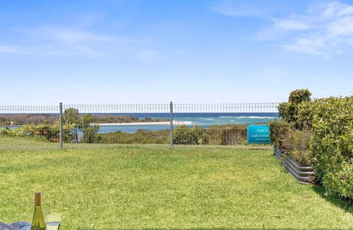 Urunga Apartment | Studio on Morgo - A cozy coastal escape with ocean and river views