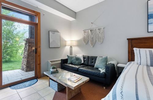 Wisconsin Dells Condo | Studio on the Green - Remodeled 2-Bed, Walk to Attractions