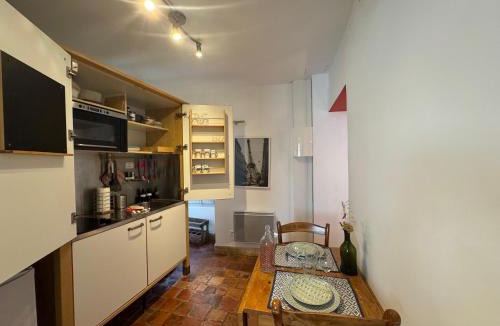 Rognes Apartment | Studio Ouest - Chambre avec vue vignoble - Domaine viticole Château Barbebelle Rognes - Proche d'Aix-en-Provence