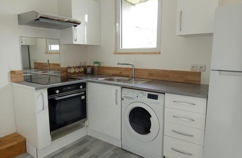 Semens Apartment | Studio paisible avec vue sur les coteaux