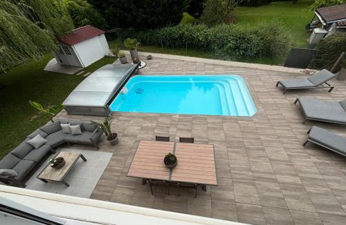 Puy-Guillaume Apartment | Studio piscine