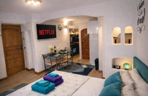 Pallud Apartment | Studio PREMIUM cosy classé 24m2, 2 lits, proche centre, Netflix, Climatisation, Parking privé