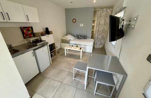 Les Pennes-Mirabeau Apartment | Studio privé attenant Villa Piscine