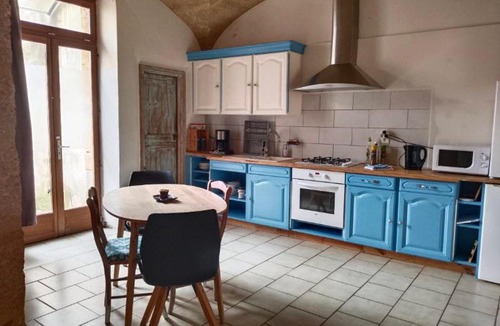 Remoulins Apartment | Studio Proche Pont du Gard