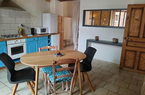 Remoulins Apartment | Studio Proche Pont du Gard