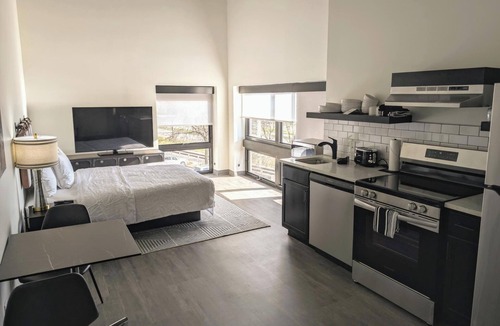 Madison Hotel | Studio Queen in the heart of downtown.