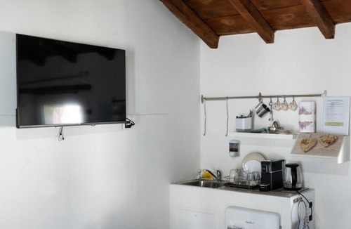 Cellatica Apartment | Studio 'Re Desiderio' with Wi-Fi and Air Conditioning