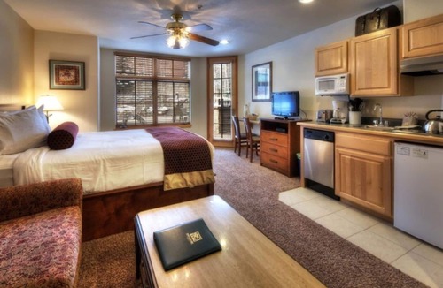 Four O'Clock Cabin | STUDIO RESIDENCE WITH KITCHENETTE SKI-IN/SKI-OUT 600 FEET FROM CHAIRLIFT