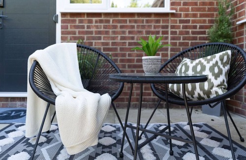 Southampton Apartment | Studio Retreat Courtyard, Fast Wi-Fi & Laundry