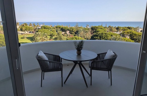 Urbanizacion Marbessa Apartment | Studio Rosé · South-facing terrace with ocean views – Marbella