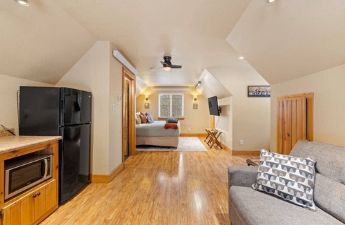 Nemo House | Studio, secluded, HOT TUB, Couples Perfect Getaway
