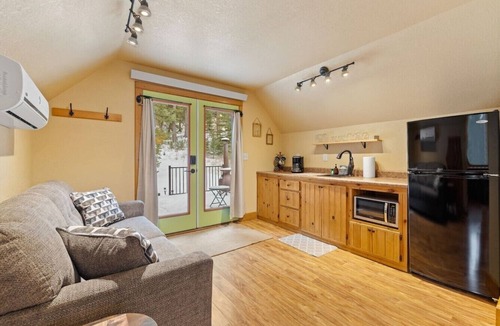 Nemo House | Studio, secluded, HOT TUB, Couples Perfect Getaway