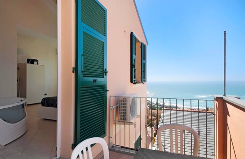 Bonassola Apartment | Studio "Serra Monolocale" with Terrace and Air Conditioning