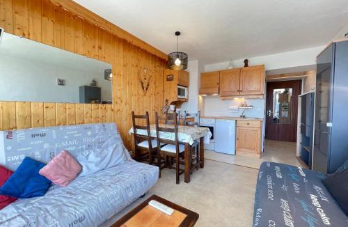 Notre-Dame-de-Bellecombe Apartment | Studio skis aux pieds avec vue sur le village et vallée - FR-1-505-72