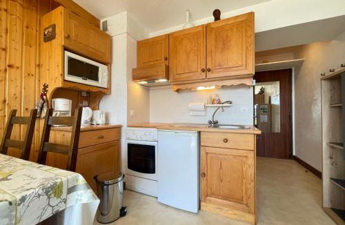 Notre-Dame-de-Bellecombe Apartment | Studio skis aux pieds avec vue sur le village et vallée - FR-1-505-72