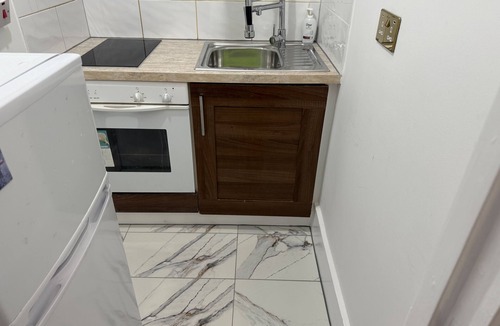 Selhurst Apartment | Studio - Sleeps 2 & Free Parking