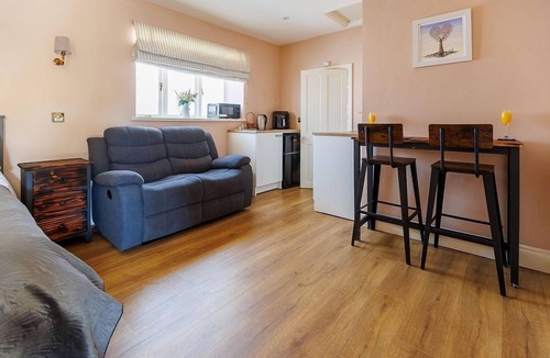 Cromer Apartment | Studio Sleeps 2 w/HotTub-Garden-PetsOK-Parking