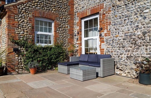 Cromer Apartment | Studio Sleeps 2 w/HotTub-Garden-PetsOK-Parking