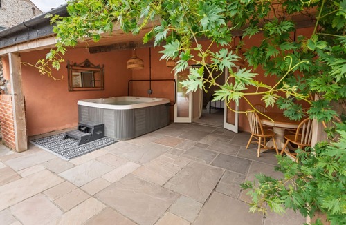 Cromer Apartment | Studio Sleeps 2 w/HotTub-Garden-PetsOK-Parking
