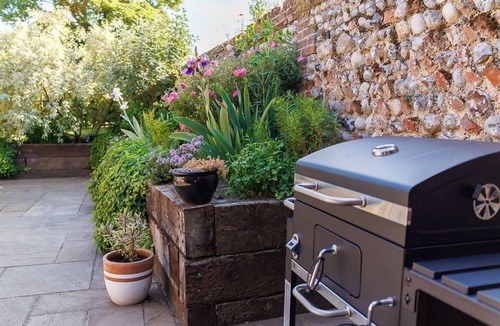 Cromer Apartment | Studio Sleeps 2 w/HotTub-Garden-PetsOK-Parking