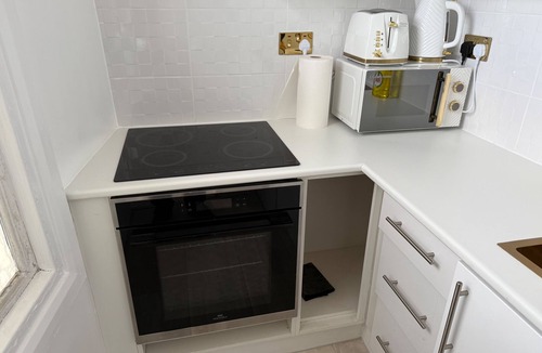 Selhurst Apartment | Studio Sleeps 2 with Air Conditioning