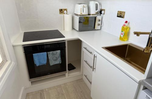 Selhurst Apartment | Studio Sleeps 2 with Air Conditioning